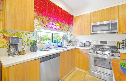 North Hollywood House | H. Fab 5BD/4.5BA NoHo Escape: Close to Universal, Games, Deck, Free Parking!