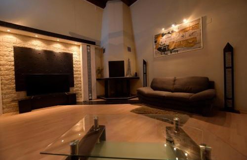 Arad Apartment | H & V Residence - Split Level Apartment