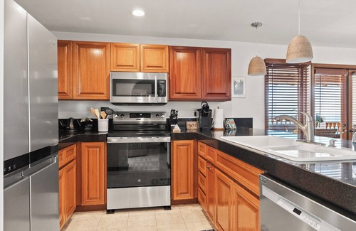 Avalon Condo | H1788: Stunning 2 Bed, 2 Bath Condo With Wrap Around Balcony, 7steps, Golf Cart