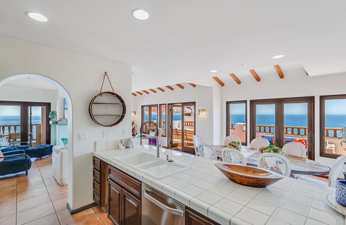 Avalon Condo | H1875: Impecably Decorated Villa + Wrap Around Balcony + Breathtaking Views - Ha