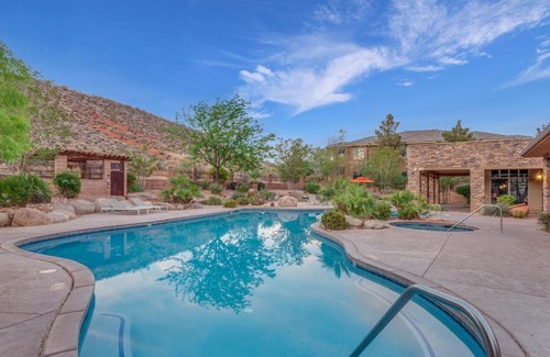 St. George House | H4 Coral Springs Resort sleeps 8 guests, 3bd and 2 bathrooms with an outdoor fireplace