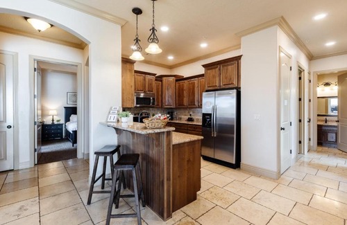 St. George House | H4 Coral Springs Resort sleeps 8 guests, 3bd and 2 bathrooms with an outdoor fireplace