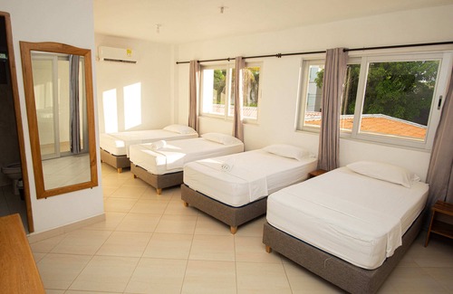 Covenas Hotel | Habitación Cuádruple Con Balcón En Coveñas Cerca A La Playa