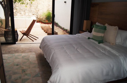 Barrio de Santiago Hotel | Habitación de lujo con king Size y alberca privada en el centro de Mérida.