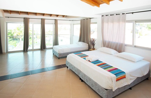 Covenas Hotel | Habitación Superior Múltiple Con Balcón Cerca A La Playa