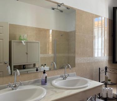 Tocina House | Habitación Triple con baño compartido SEVILLA DELUXE LOS ROSALES