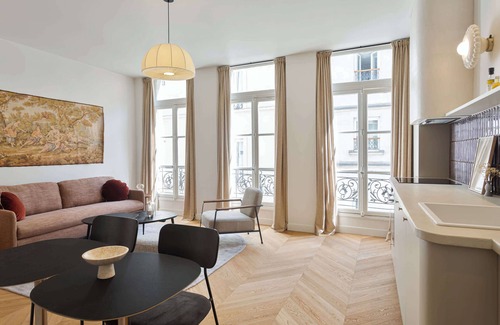 Strasbourg -Saint-Denis Apartment | Habitat Parisien - 1 BR A/C - Montorgueil Lune II