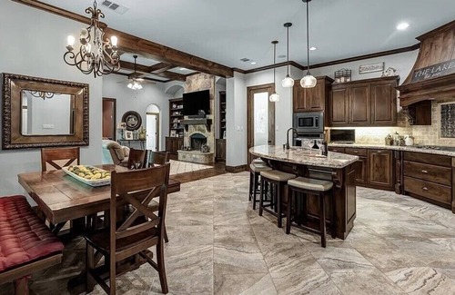 Wellborn House | Hacienda del "L"- Private-Perfect for Game Wknds!