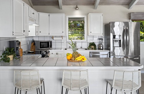 Kealakekua House | Halekii Sunset – Sweeping 180° Ocean Views | Newly Renovated Tropical Retreat