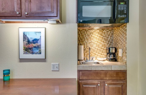 Englewood Apartment | Half-Mi to Light Rail: Greenwood Village Studio
