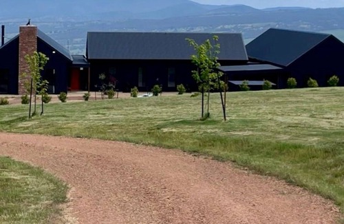 Barwite House | Half Mile High - Merrijig - Sleeps 10