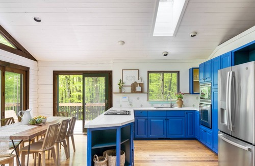 Great Barrington Cabin | Half Moon by AvantStay | 4BR Cabin w/Large Deck & Yard