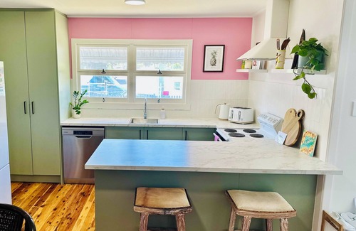 Burleigh Heads House | Hali'a - Renovated, 3 Bedroom Beach Cottage in Burleigh 5 mins walk to beach