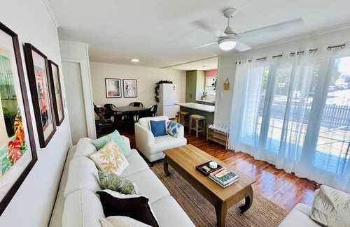Burleigh Heads House | Hali'a - Renovated, 3 Bedroom Beach Cottage in Burleigh 5 mins walk to beach