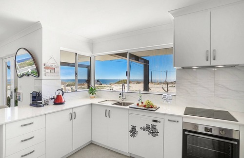 Halls Head House | Halls Head Haven w/Seaviews :2BR/2BA Beachfront!