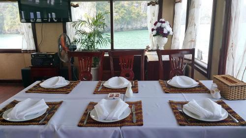 Ha Long Boat Rental | Halong Fantasea Cruise