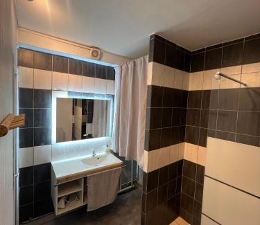 Barriere Saint Marc Apartment | Halte Orléanaise I Parking I Wifi I TV I Près de la gare