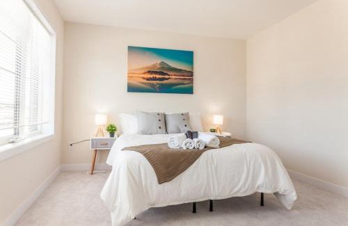 Caledonia House | Hamilton 4bd Homeairport Kingbed Sleeps16tv