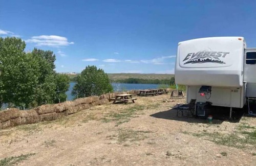 Swanlake House | Hammocks & kayaks with1 bed trailer, tiki torches, & tent space for extra guest