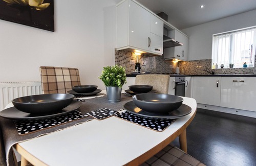 Peterborough House | Hampton 3-Bedroom spacious & clean entire house Quiet WIFI private parking