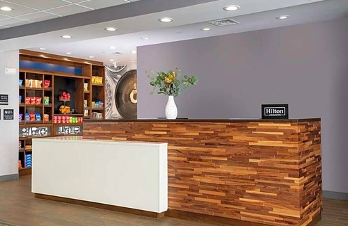 New Stanton Hotel | Hampton Inn & Suites Pittsburgh New Stanton
