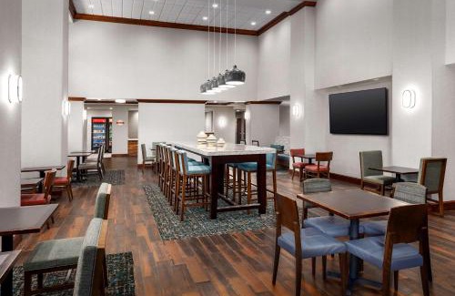Lake Mary Hotel | Hampton Inn & Suites at Lake Mary Colonial Townpark