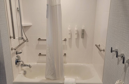 Erie Hotel | Hampton Inn & Suites Erie Bayfront