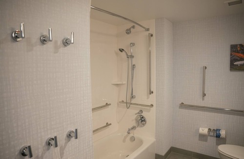 Erie Hotel | Hampton Inn & Suites Erie Bayfront