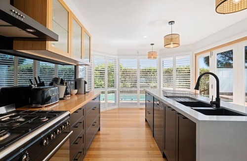 Blairgowrie House | HAMPTON'S STYLE BEACHSIDE HOLIDAY ESCAPE & GAS HEATED POOL, HUGHES, SORRENTO