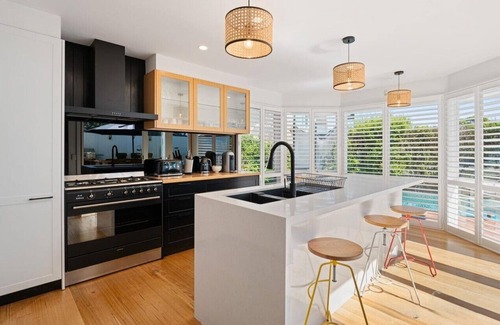 Blairgowrie House | HAMPTON'S STYLE BEACHSIDE HOLIDAY ESCAPE & GAS HEATED POOL, HUGHES, SORRENTO
