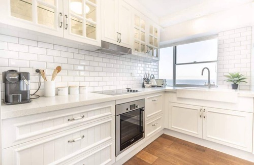 Surfers Paradise Apartment | Hampton Style Beachfront 2BR w/Pool & Parking