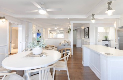 Surfers Paradise Apartment | Hampton Style Beachfront 2BR w/Pool & Parking