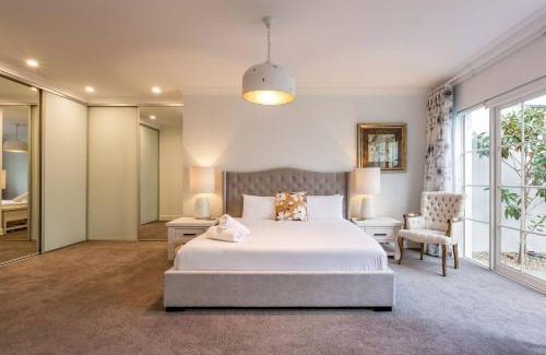 Dunsborough House | Hamptons By The Green - Grand Golfside Retreat
