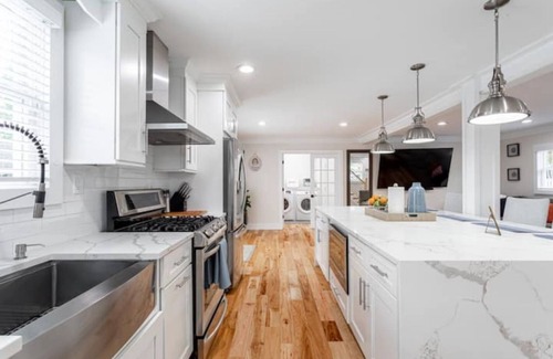 Huntington House | Hamptons Style Living Walk to Cafe Deck