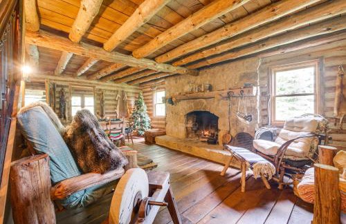 Paris House | Handcrafted Log Cabin on 3 Acres 14 Mi to Canton