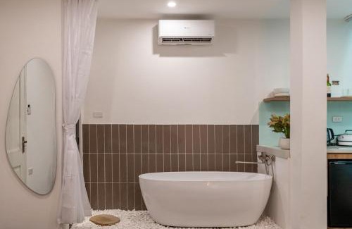 Hang Trong Apartment | HanoianHearths- NH2 - Private Cinema - Bathtub
