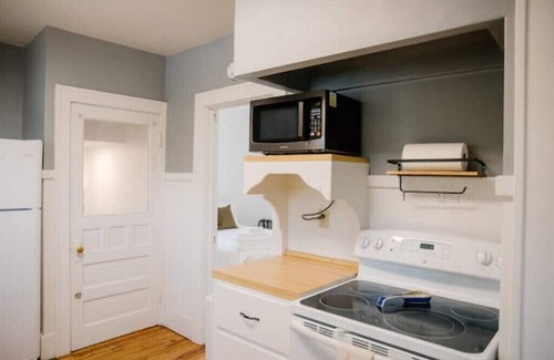 Southeast Omaha House | Hanscom Home-Infant&Pet friendly-traveling nurses- 8 mins from zoo/downtown
