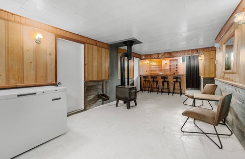 Riviere-a-Pierre Ski Chalet | Happiness by the Lake: Your Haven on Lake Beaupré (Pets Welcome!)