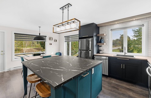Riviere-a-Pierre Ski Chalet | Happiness by the Lake: Your Haven on Lake Beaupré (Pets Welcome!)