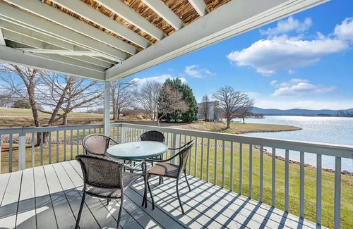 North Shore Condo | Happy Daze! Lakefront condo on SML Lake