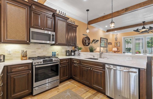 North Causeway House | Happy Daze: Prime Location, Pool, Tiki Bar and Marina Access 🍹🌴