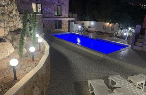 Suwailih Ski Chalet | Happy Feet chalet المزرعة السعيدة