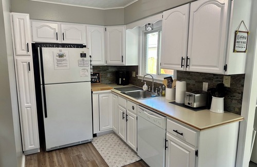 Auburn Hills House | Happy-Little-House: Clean, Cozy, Cute! King Bed & Family-Friendly. A+ Location.