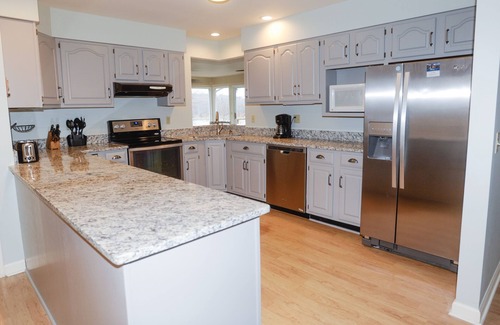 Huddleston House | Happy Oars SML: Lakefront in Quiet Cove, Linens Incl, Sun-Sun Summer Rental