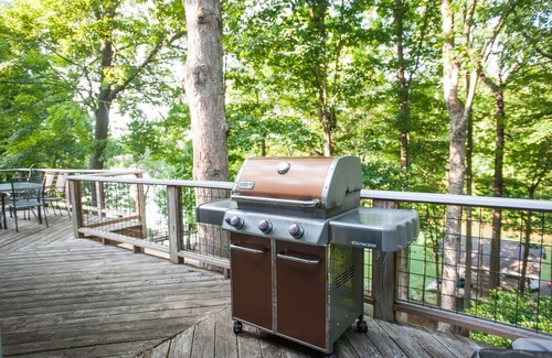 Huddleston House | Happy Oars SML: Lakefront in Quiet Cove, Linens Incl, Sun-Sun Summer Rental