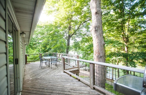 Huddleston House | Happy Oars SML: Lakefront in Quiet Cove, Linens Incl, Sun-Sun Summer Rental