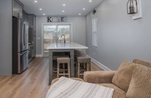 Fox Lake Apartment | Harbor Clubhouse 3Bed 3.5Bath Modern Waterfront with Hot Tub & Pet Friendly
