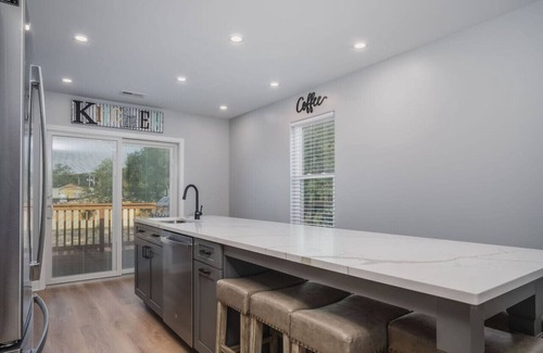 Fox Lake Apartment | Harbor Clubhouse 3Bed 3.5Bath Modern Waterfront with Hot Tub & Pet Friendly