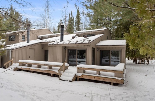 Harbor Springs Condo | Harbor Cove 108 SKI! Beach! Tunnel of Trees!
