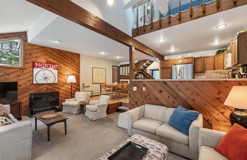 Harbor Springs Condo | Harbor Cove 78- Harbor Springs Condo with private beach & close to skiing